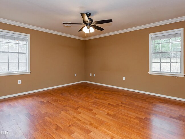 Building Photo - 400 Oakhill Cir