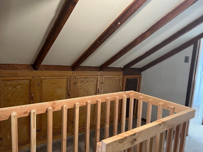 Building Photo - Beautifully updated 3 bedroom 1 bath duple...