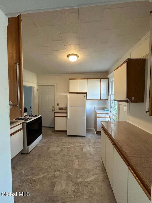 Building Photo - 169 Kingsboro Ave