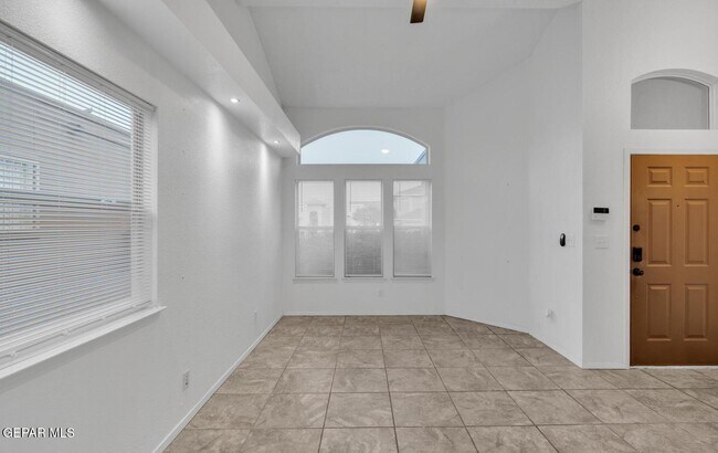 Building Photo - 7489 Plaza Redonda Dr
