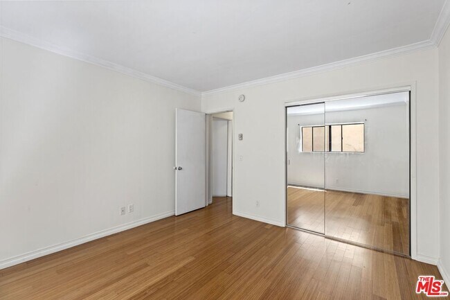 Building Photo - 1033 6th St