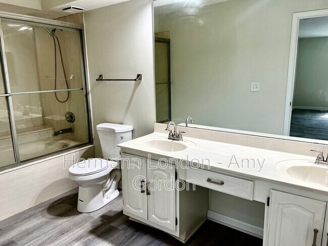 Building Photo - 4225 W Pine Blvd