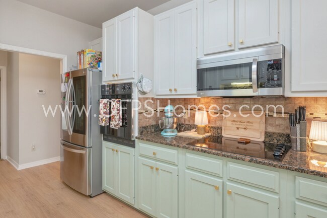 Building Photo - 3/2 in Destin!! AVAILABLE JULY 1