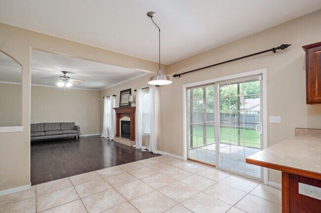 Building Photo - 1403 W Maplewood St