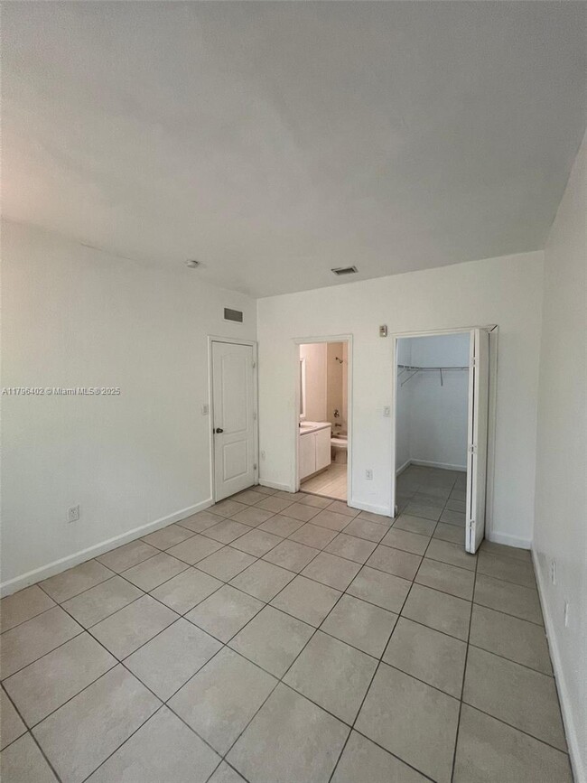 Building Photo - 1661 SE 28th St