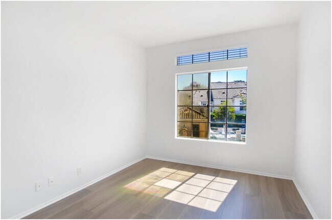 Building Photo - 2 Bedroom Condo in the Breakers!