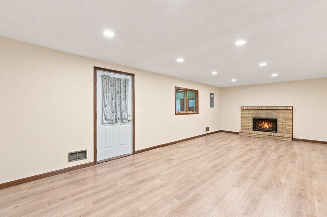 Building Photo - 4977 Zealand Ave N