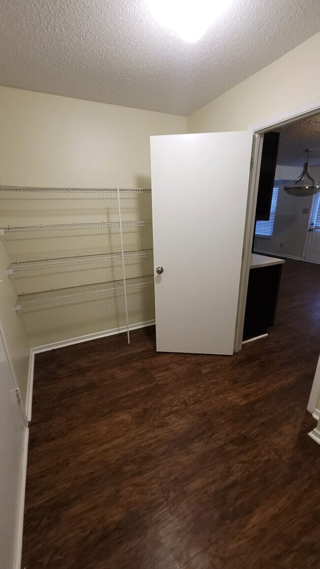 Large Pantry - 10367 Waverly Dr