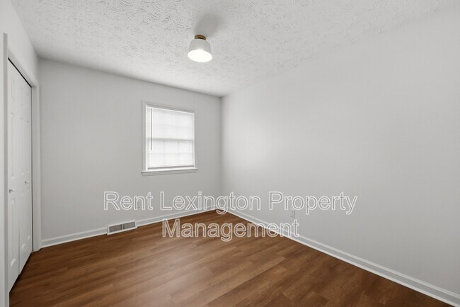 Building Photo - 3215 Aqueduct Dr