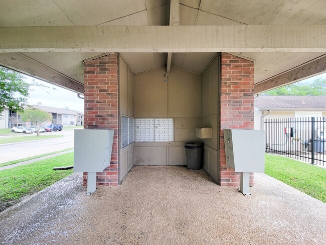 Building Photo - This corner unit is great because being on the end unit is more private and there are no condo's ...