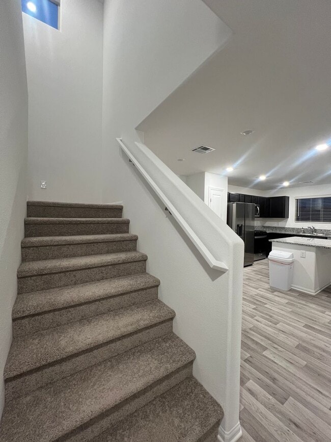 Building Photo - Move in today! 3 bed 2.5 bath 2 story beauty!
