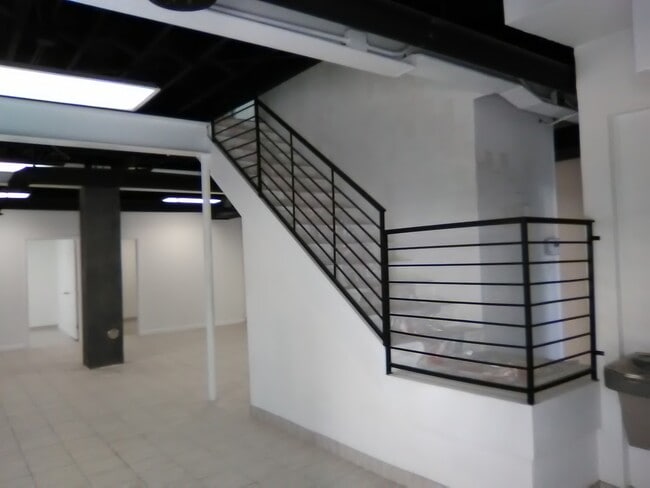 Building Photo - 2317 E Missouri Ave