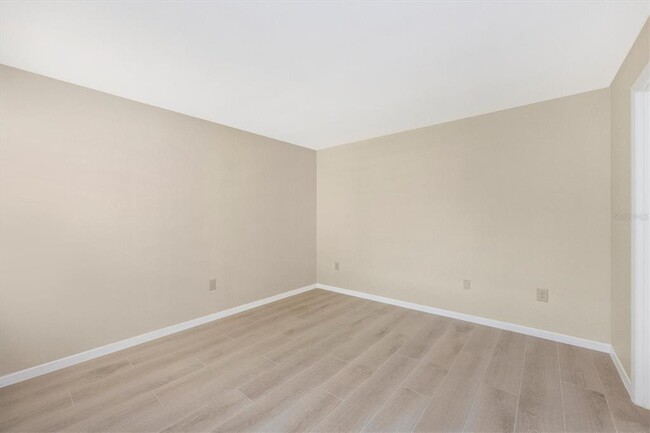 Building Photo - 5172 Lake Village Dr