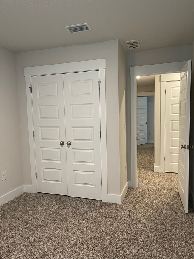 Building Photo - 1630 Iroquois Ct