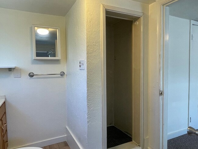 Building Photo - Great 1 Bedroom 1 Bath Cottage-ALL UTITLITES INCLUDED, except Power