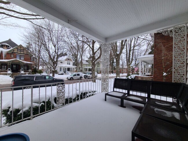 Building Photo - 621 State St