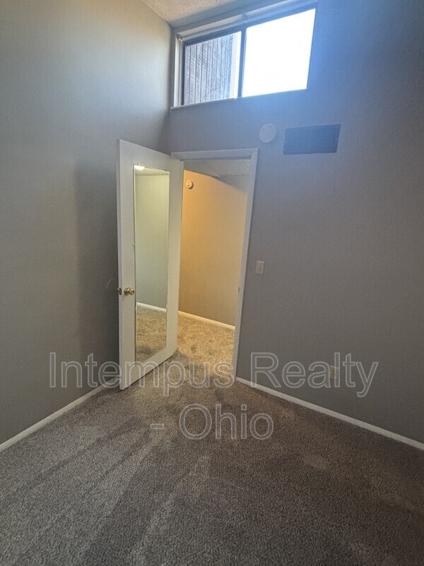 Building Photo - 10 King Arthur Ct