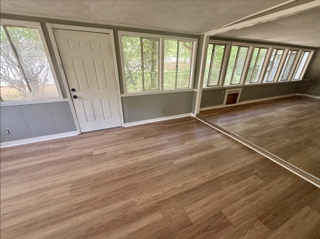 Building Photo - 3 bed 2 bath home recently renovated