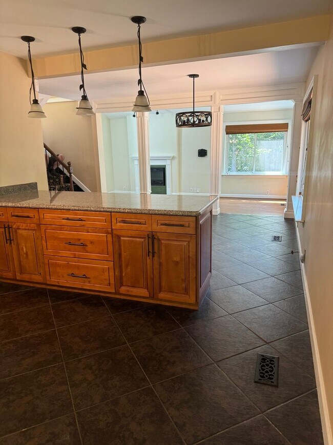 Building Photo - 3/4 Bedroom Single Family Home right off M...