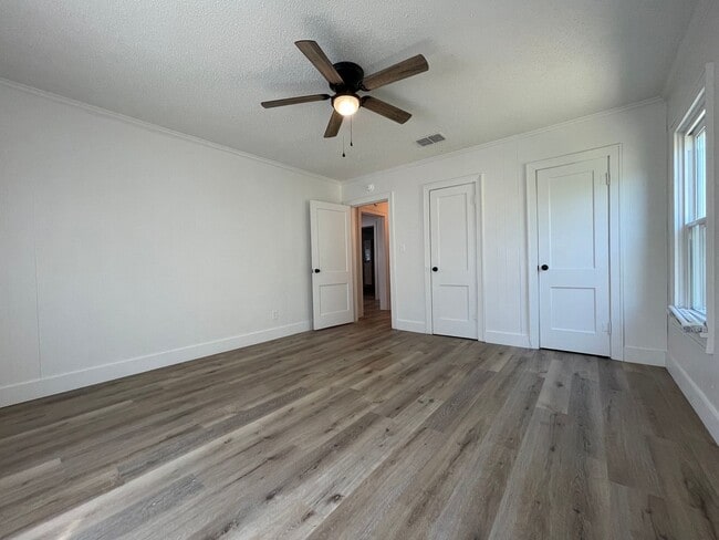 Building Photo - Renovated Charm Meets Modern Comfort – 3-B...
