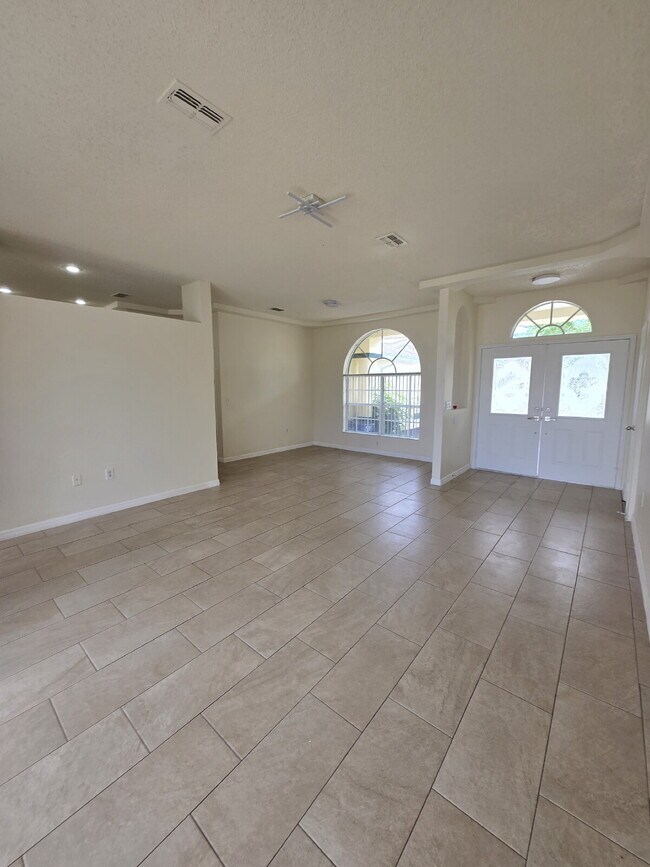 Building Photo - "Charming 3-Bed, 2-Bath Haven in Spring Hill – Your Perfect Florida Retreat!"