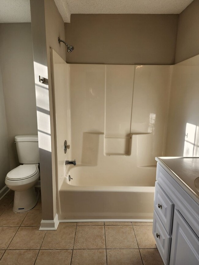 Building Photo - 3 Bedroom, 2 Bath Southside home on a larg...