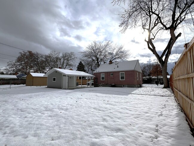 Building Photo - Fully renovated 3 bed 2 bath home on the B...