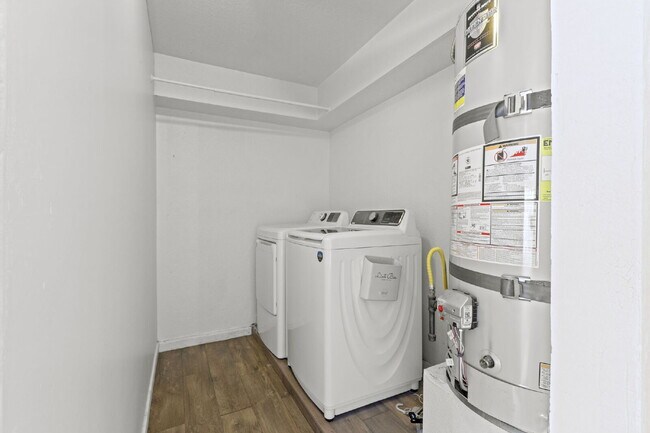 Building Photo - "Charming 3-Bedroom Townhouse Oasis with 2 Full Baths in Las Vegas – 1220 Sq Ft of Comfortable Li...