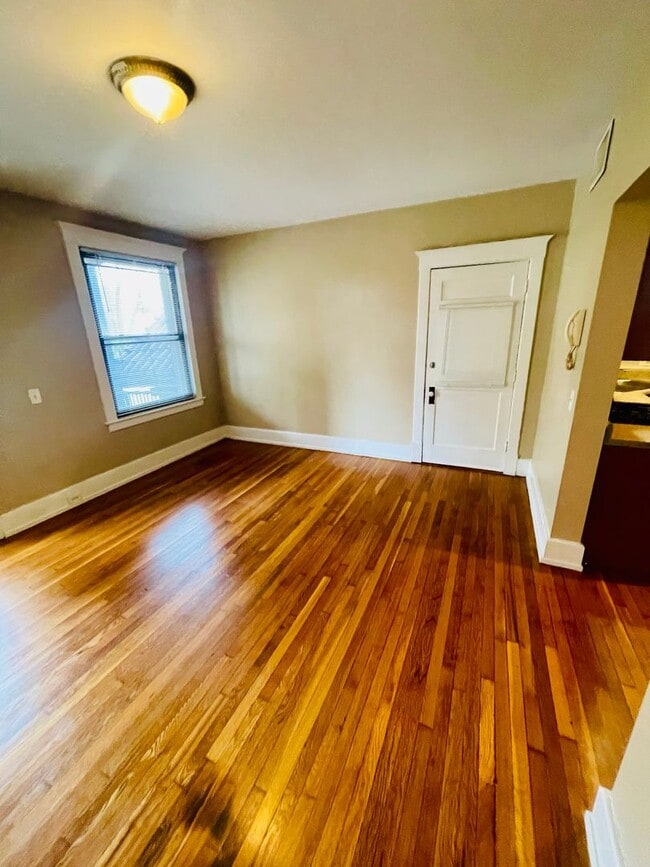 Building Photo - Renovated huge 2br/1ba in Shaw neighborhood,