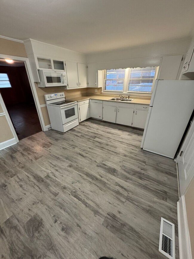 Building Photo - 1042 Westover Cir