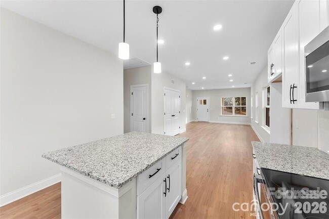 Building Photo - 1558 7th Ave Dr SW