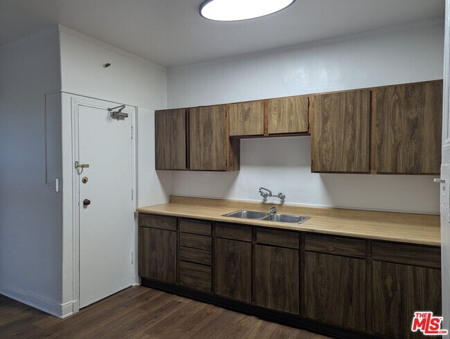 Building Photo - 634 S Gramercy Pl