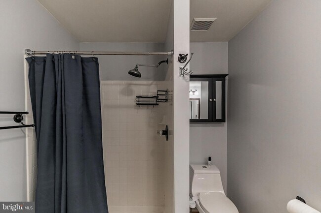 Building Photo - 9 Sharon Ln