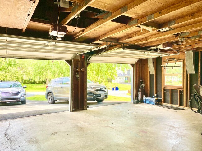 Building Photo - Amazing 4 Bedroom 2 Bathroom! Large Lot!  ...