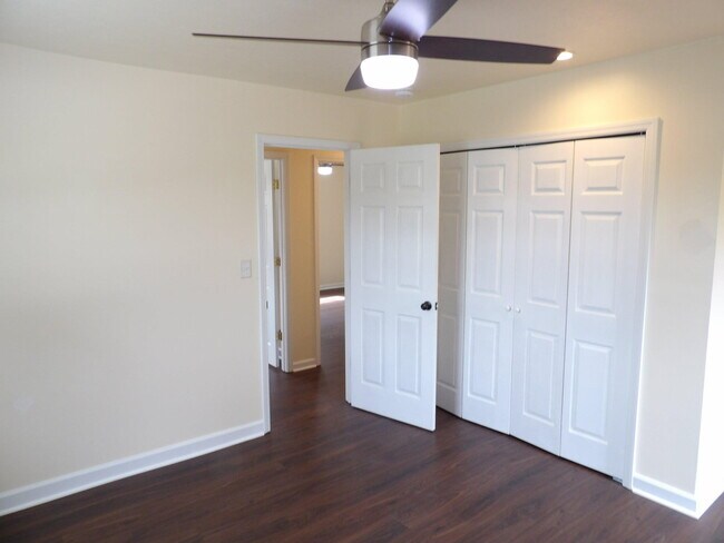 Building Photo - 102 Cedar Dr