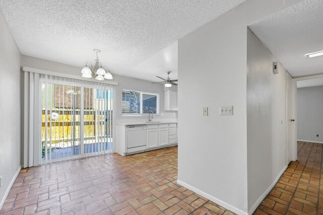 Building Photo - 1520 Hialeah Dr