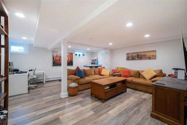 Building Photo - 187 Croton Ave
