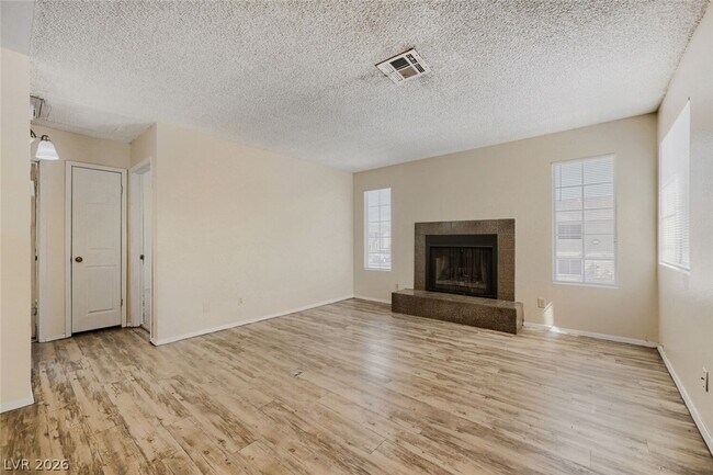 Building Photo - 2745 Jennydiane Dr