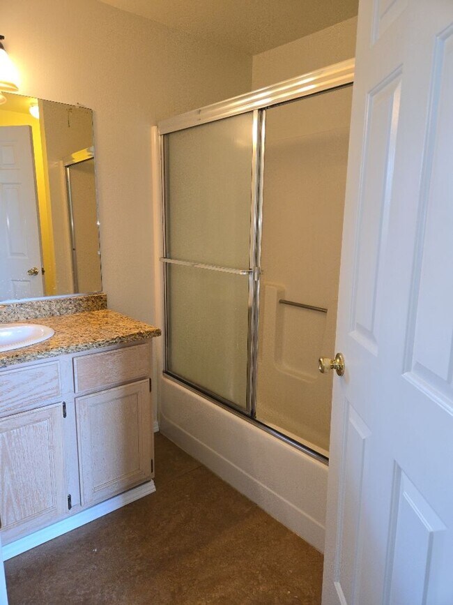 Building Photo - Charming 3-Bedroom, 2-Bath Townhouse for Rent in Ashland!