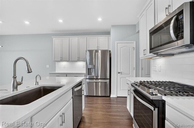 Building Photo - Modern 3-Bedroom Condo in Lake Orion Near I-75