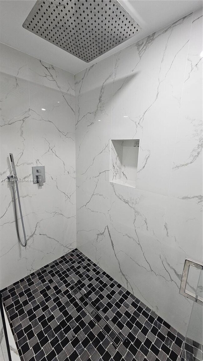 Building Photo - 1861 NW N River Dr