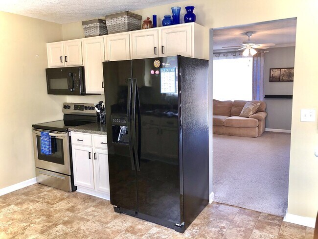Building Photo - COMING SOON... Split-Level 3Bed/2Bath in H...