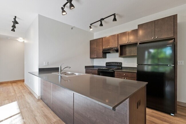 Building Photo - 718 Edgewood Pl