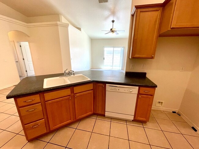 Building Photo - Great 3 Bedroom Duplex near the Kingman Hospital!