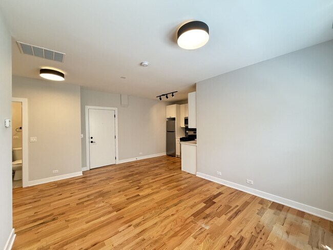 Building Photo - 643 W Wrightwood Ave