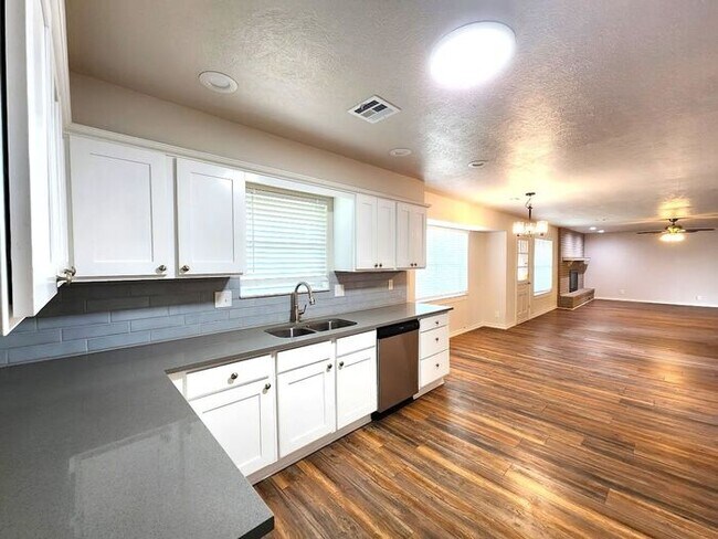 Building Photo - 4 Bed 2.5 Bath 2 Car Garage in Camelot Addition NW OKC