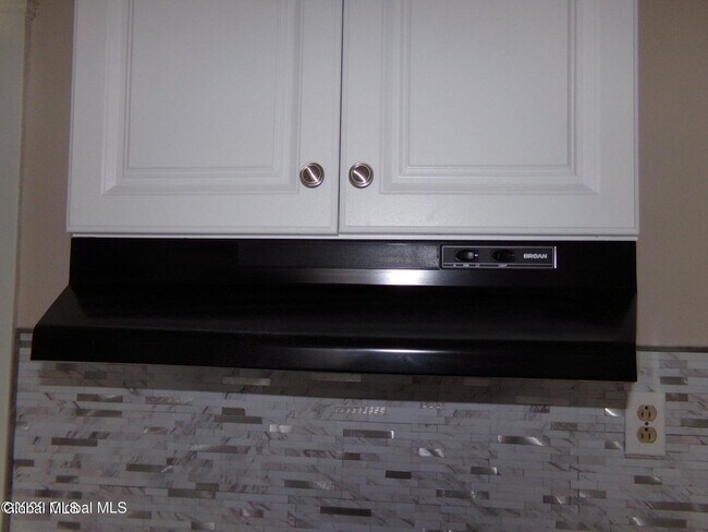 Building Photo - 10 S Park Dr