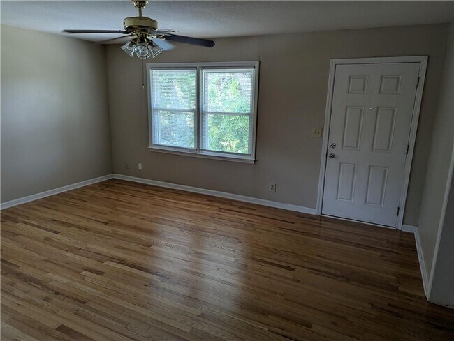 Building Photo - 514 Clover Dr