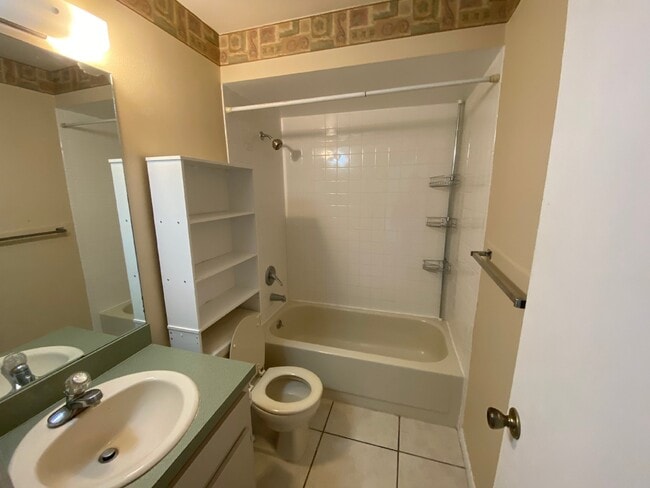 Building Photo - "Charming 2 Bed, 1 Bath Seffner Rental"