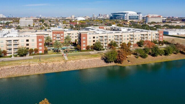 Building Photo - 8877 Lakes at 610 Dr
